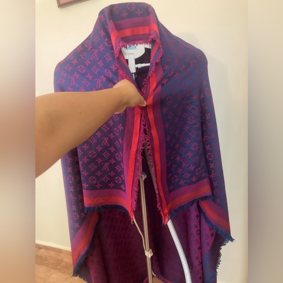 Louis Vuitton monogram shawl/scarf Authentic - Picture 3 of 11